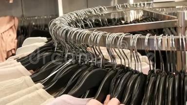 在大圆衣架上，有各种时尚的针织多色毛衣挂在时尚的黑色衣架上。